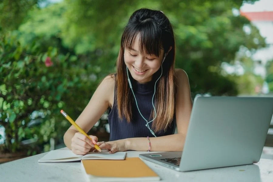 5 Ways Paraphrasing Tools Can Improve Your Writing Skills